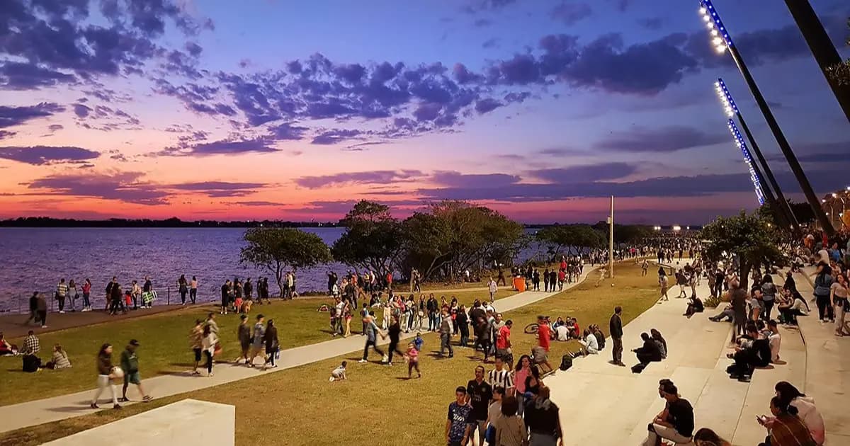 Explore a nova Orla do Guaíba em Porto Alegre: serenidade, natureza, ciclovias, lazer e vida noturna. Um espaço lindo e cheio de atividades para todos.